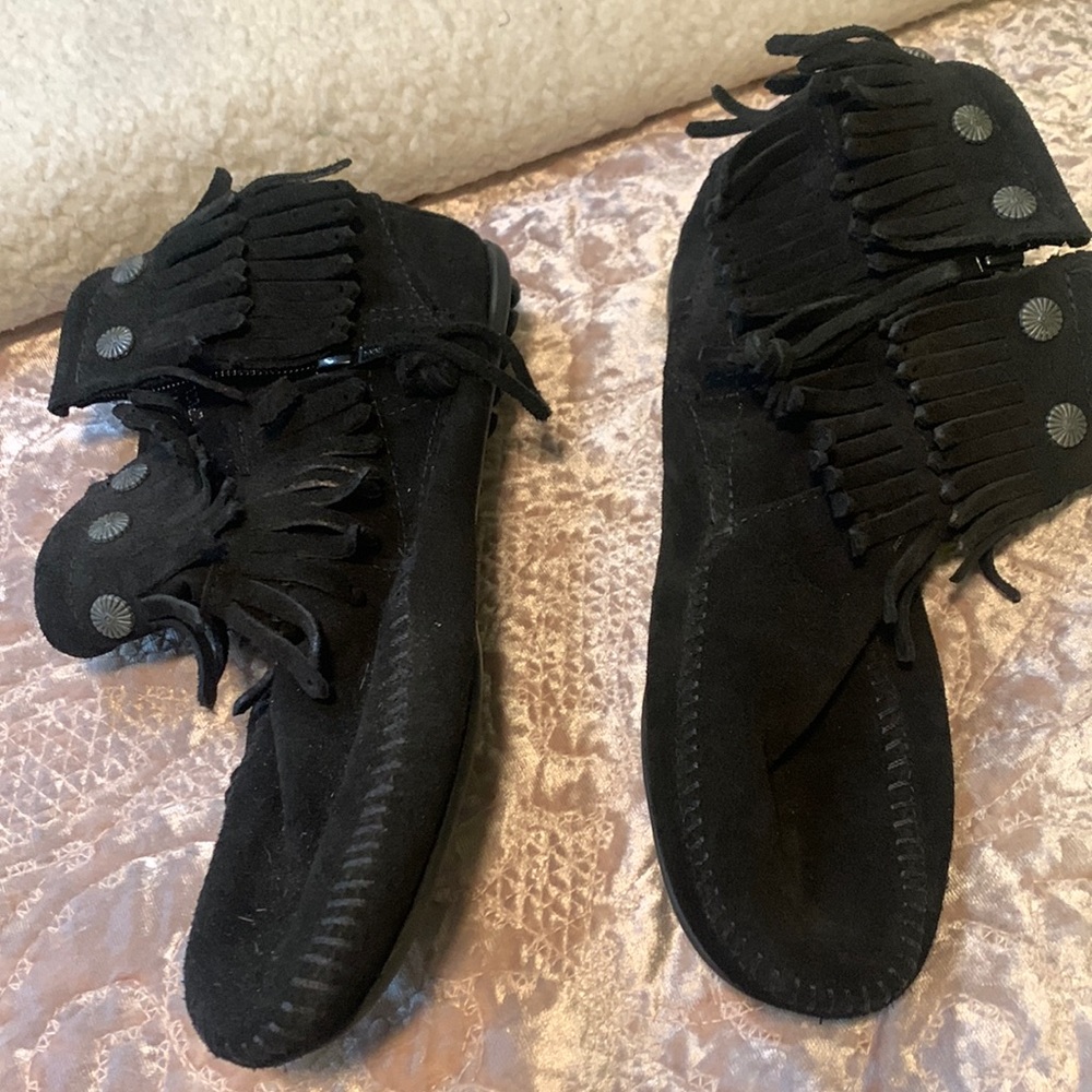 8 1/2 Minnetonka booties
